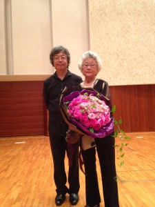母親と。私の生徒たちもお祝いに駆けつけてくれて、素敵な８０本のバラの花束をいただきました。ありがとう！